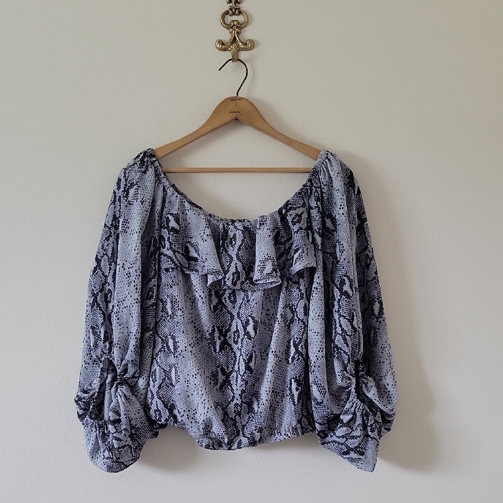 ee:some‎ Grey Snakeskin Print Bubble Ruffle Cropped Blouse Size Large